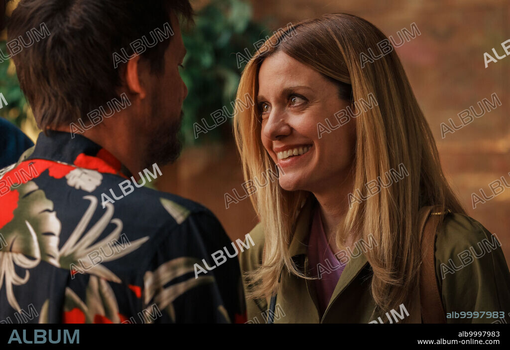 ALEJANDRA JIMENEZ y HUGO SILVA en BUSCANDO A COQUE, dirigida por CÉSAR F. CALVILLO y TERESA BELLÓN. Copyright Agosto la Película Bestacosta Productions Canica Films, La Inti Films.