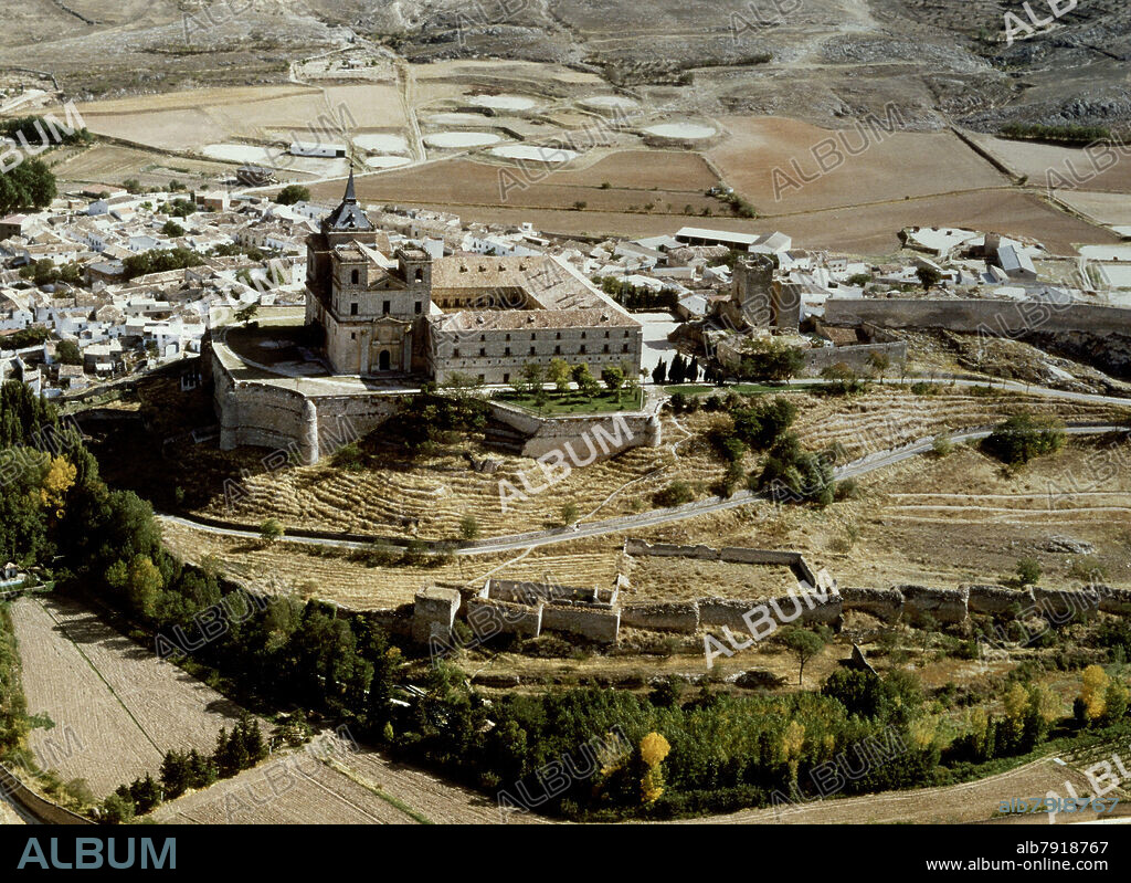 AEREA DEL PUEBLO Y MONASTERIO - FOTO AÑOS 80.