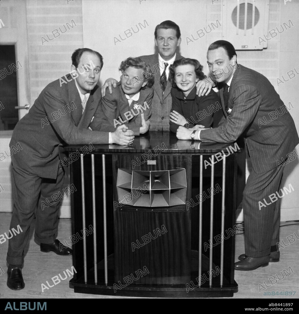 ARKIV 19510526.. Några medverkande i radioprogrammet Fönstret. Från vänster Willy Peters, skådespelare och regissör, Gabriella Garland, journalist och radiokvinna, Folke Olhagen, radioman, Meta WVelander, skådespelerska, samt Stig Holm, jazzpianist och underhållningsmusiker.. Foto: Lars Wallén / SVT / Kod: 5600. RiR sv/v . Mapp: RADIO - Diverse program Fönstret 1948-1951 L 9. Kvintett.
