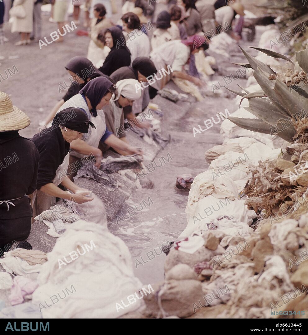 MUJERES LAVANDO ROPA EN EL LAVADERO PUBLICO - FOTO DE LOS AÑOS 60.