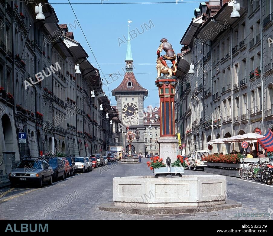 Berne (Suisse), Zytgloggeturm (Tour de l'Horloge, première porte Ouest de la ville (1191 - 1256), sur la Gerechtigkeitsgasse. La Gerechtigkeitsgasse avec la Tour de l'Horloge à l' arrière plan.