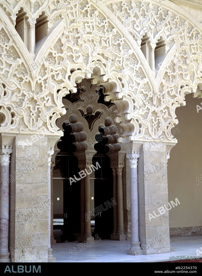 ZARAGOZA. PALACIO DE LA ALJAFERIA. DETALLE DE LA YESERIA DEL PATIO. ARTE MUDEJAR.