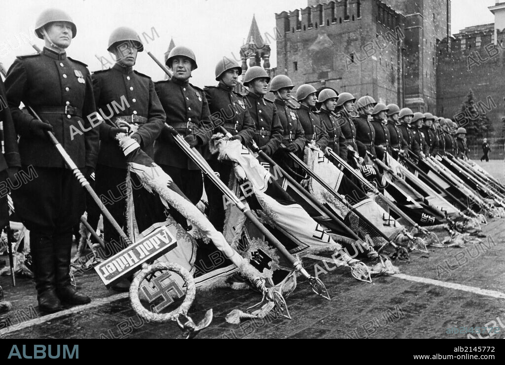 Red army soldiers holding nazi banners during ve day celebrations in red square in moscow at the end of world war 2, 1945. 01/02/1945