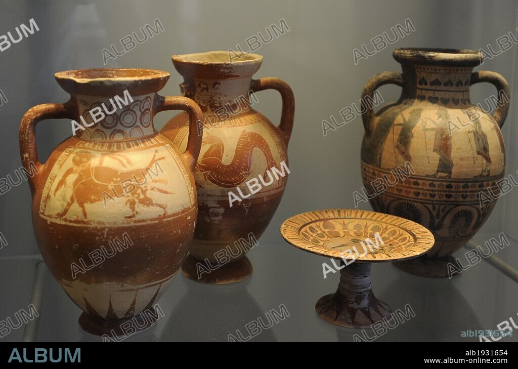 ARTE ETRUSCO. ITALIA. Producción de cerámica realizada en Etruria, imitando las mercaderías de los alfareros griegos. Otras fueron realizadas por artesanos griegos establecidos en Etruria. Museo Carlsberg Glyptotek. Copenhague. Dinamarca.
