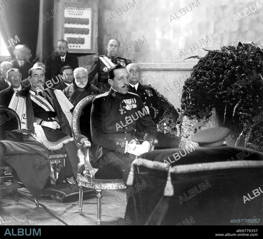 28 marzo 1930. Su majestad el Rey de España(1) y detrás suyo el general Berenguer(2) en la misa funeral por Miguel primo de Rivera.
