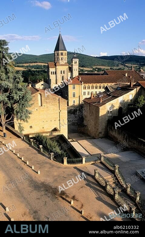 Cluny (Dép.Saôneet-Loire, Burgund, Frankreich), ehem.Benediktinerabtei, Abteikirche Cluny III (erbaut 1089-1130; nach 1790 größtenteils abgerissen).-Ansicht von Westen; im Vordergrund die Westtürume (Barabans), dahinter das Südquerhaus mit Tour de l'Eau Bénite und Tour de l'Horloge.-/ Foto, 2006. Aus der Serie: Sites clunisiens.