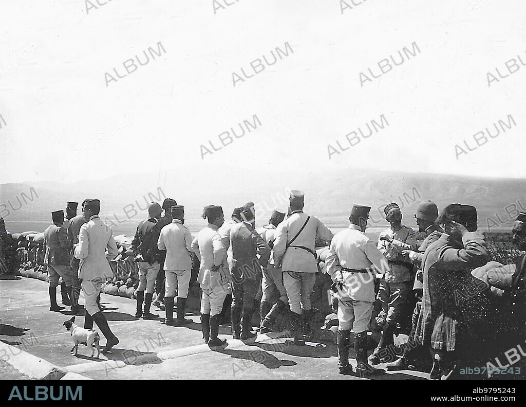 Marzo 1912. La actual campaña en el Rif. Los Generales Aizpuru (1) y López Herrero (2), el coronel Ampudia (3), y Otros Jefes y Oficiales Presenciando desde Sammar el movimiento de Grupos Harqueños al otro lado del Kert, que Bajaban del monte Mauro (en primer Termino).