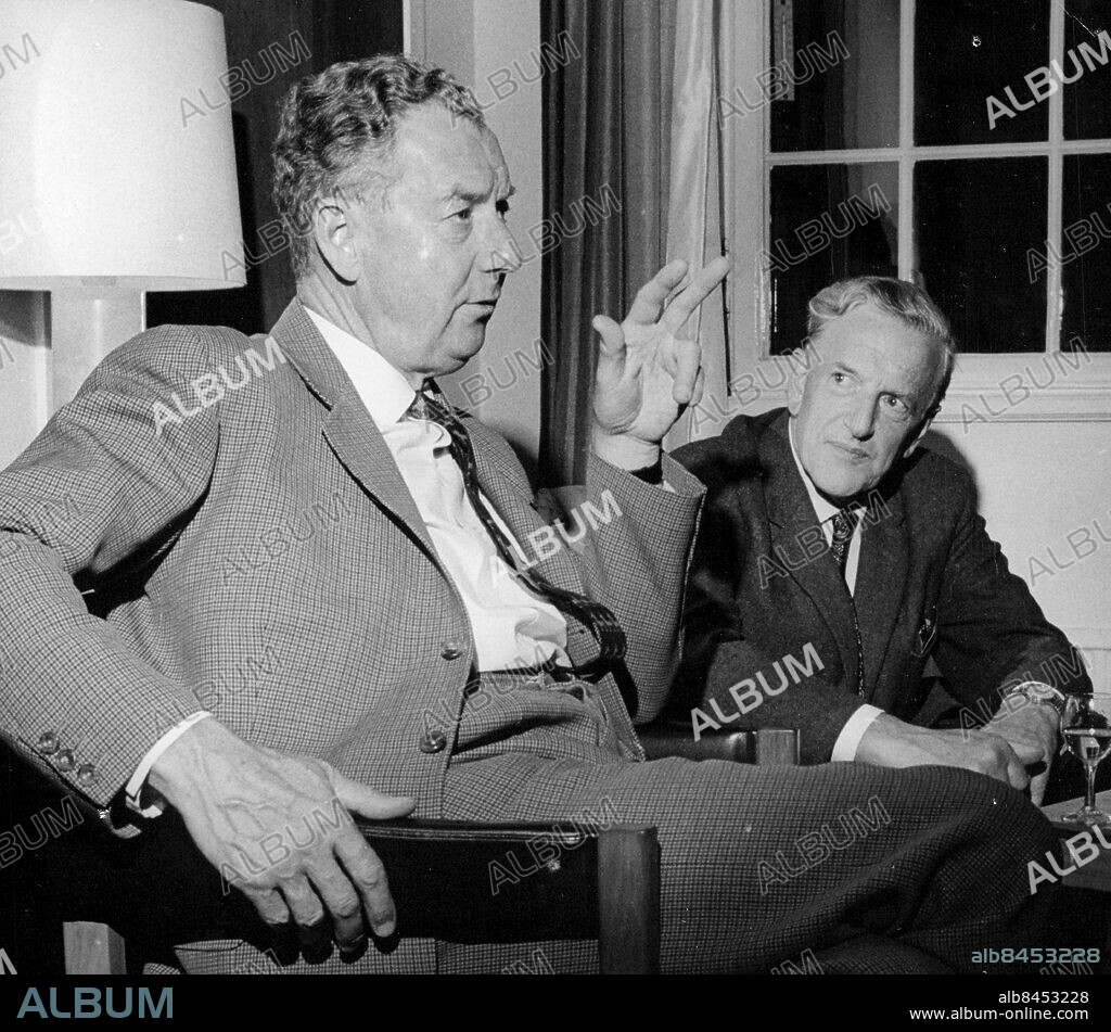 Stockholm 1968-11-04. Dirigent Benjamin Britten i samspråk med operasångaren Peter Pears. Foto: John Kjellström / SvD / TT / kod 12014.