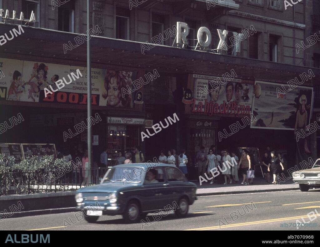CALLE FUENCARRAL- CINE ROXY - COCHE SEAT 850 -FOTO DE LOS AÑOS 60.