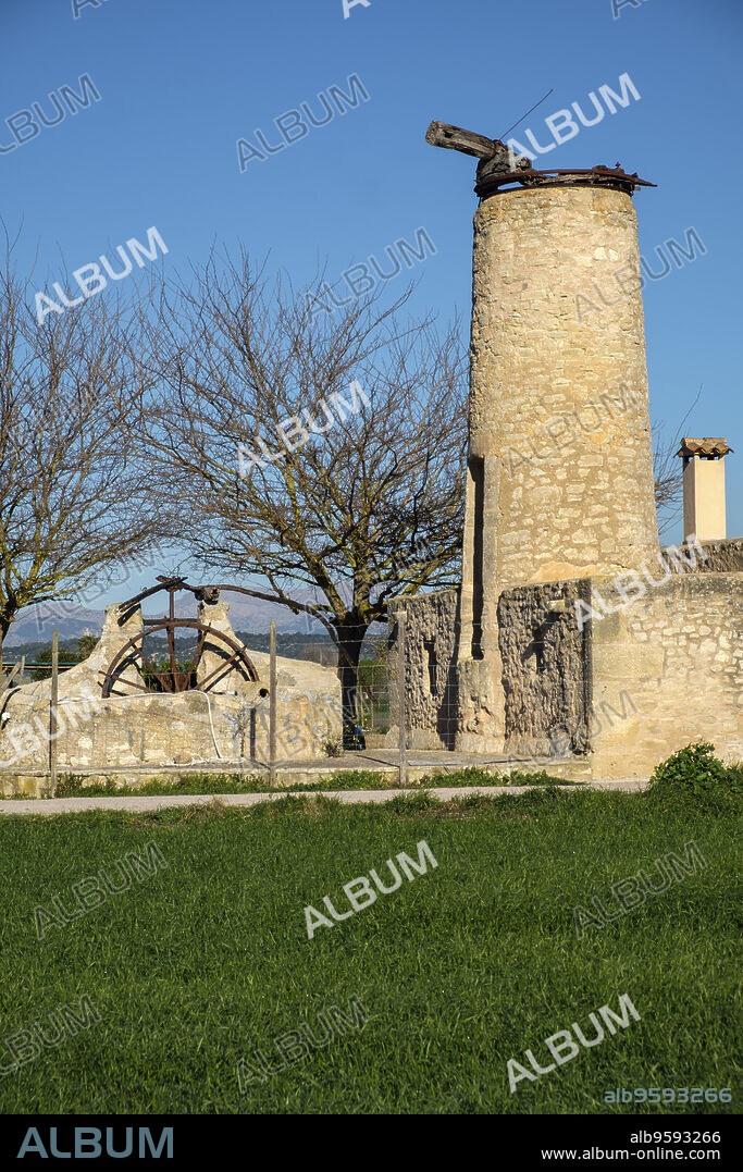 molino harinero y noria de Toninaina Serena, Montuïri, Es Pla, Mallorca, balearic islands, Spain.