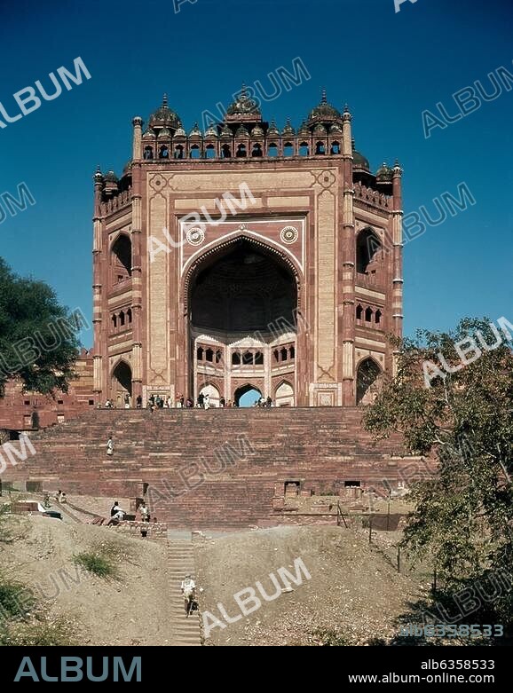 Fatehpur Sikri (Uttar Pradesh, India), (built from 1571 under Akbar, capital until 1586, abondoned due to water shortage) Jami Masjid (Great Mosque), built under Akbar, 1571). View of th Victory Gate Buland Darwaza main entrance to the Mosque. (Erected to mark Akbar's victory over Gujarat). Photo, undat.