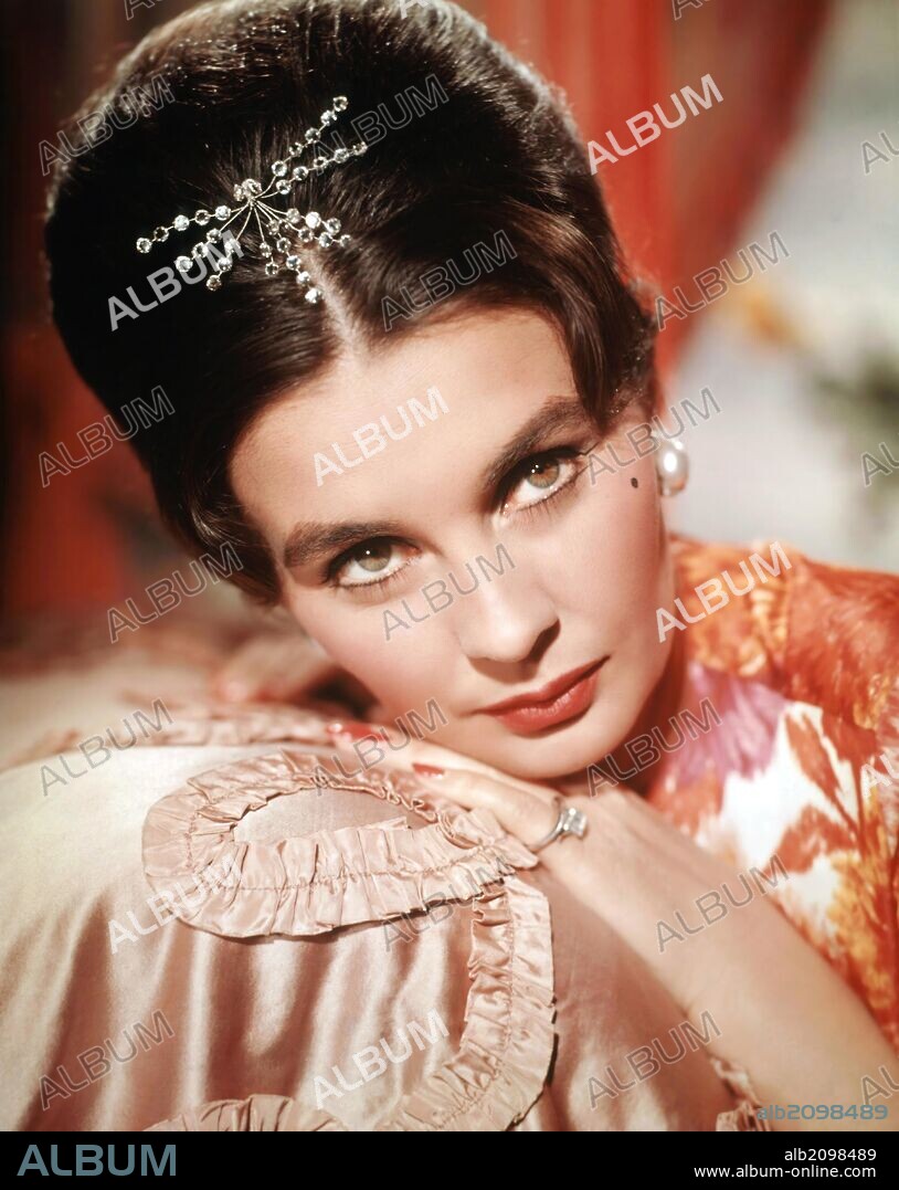 JEAN SIMMONS in THE GRASS IS GREENER, 1960, directed by STANLEY DONEN. Copyright UNIVERSAL PICTURES.