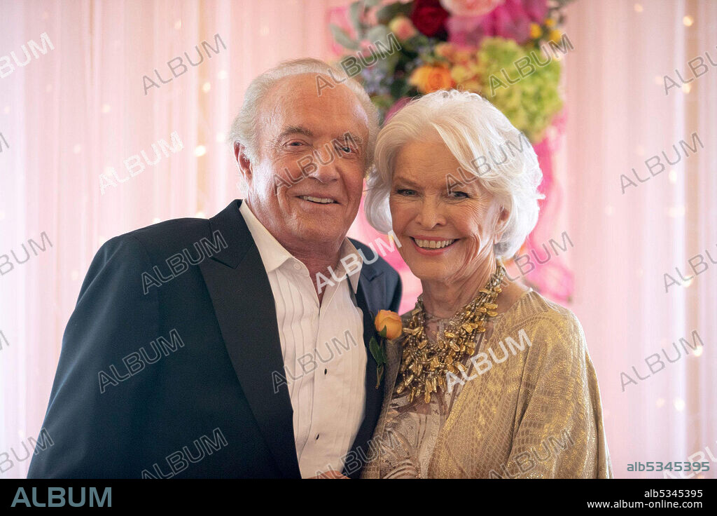ELLEN BURSTYN and JAMES CAAN in QUEEN BEES, 2021, directed by MICHAEL LEMBECK. Copyright BIG INDIE PICTURES.