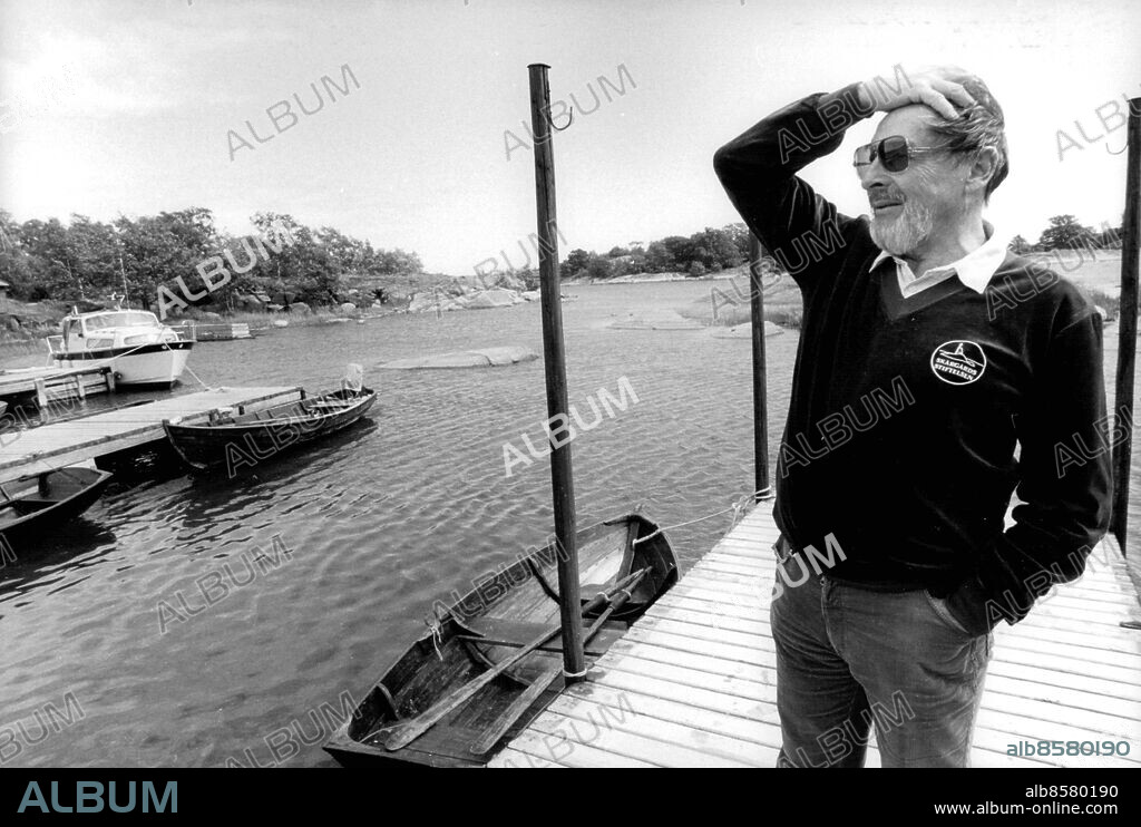 Stockholm 1983-06-27. Torsten Brissman, vd i Skärgårdsstiftelsen, beskådar båtarna vid Långviksskär. Foto: Tomas Oneborg / SvD / TT / kod 12014.