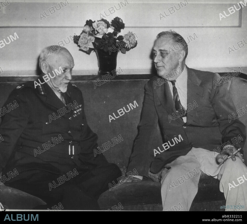 Smuts And Roosevelt Confer At Cairo - Gen. Jan Christian Smuts, Prime minister of the union of South Africa (left) and President Roosevelt confer at Cairo, Egypt. December 15, 1943. (Photo by AP Wirephoto).