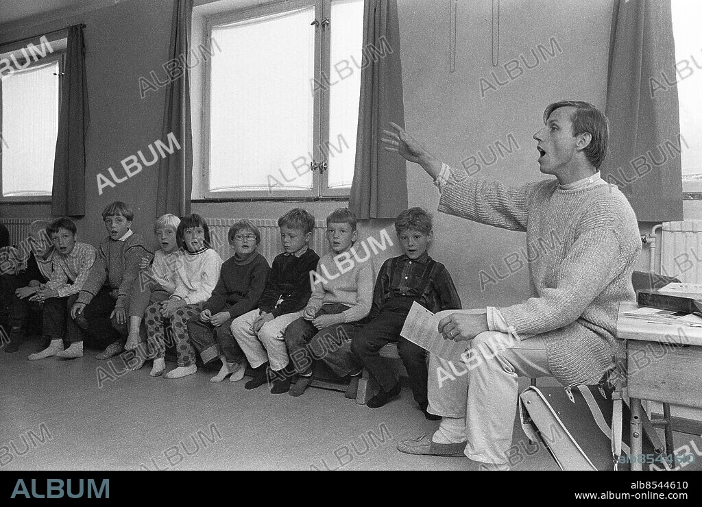 JÄRNA 1967-09-07. Pär Ahlbom undervisar på Waldorfskolan i Järna. 73 elever trängs i fem små färgglada källarrum på Logsjövägen.. Foto: Åke Malmström / DN / TT / Kod: 37. **SvD OUT**.
