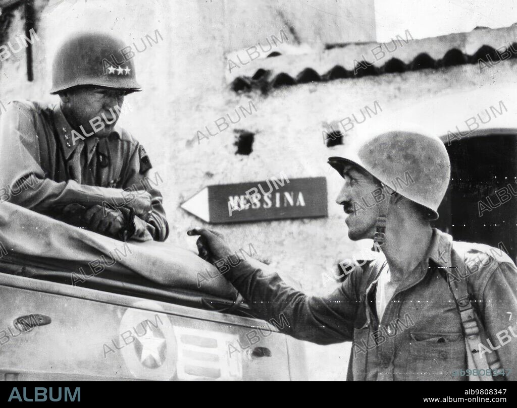 Sicilia (Italia), 18/08/1943. El teniente coronel Lyle Bernard, que se distinguió en los desembarcos a retaguardia del enemigo, habla con el general George S. Patton, jefe del 7º ejército americano.