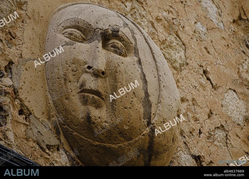 relieve esculpido de una luna con rostro, Ca n Sa Lluna, calle de Sa Lluna, Soller, Mallorca, Balearic Islands, Spain.