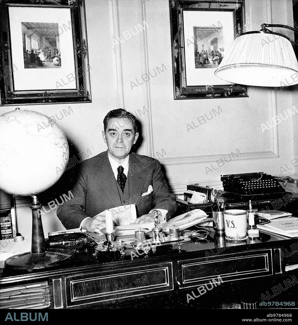 1950. Portrait of Victor de la Serna.