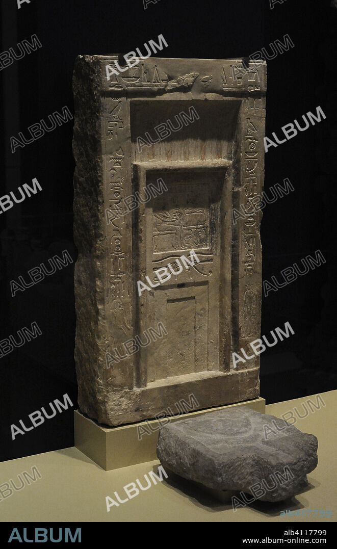 Estela de Khetyuah. Falsa puerta y mesa de ofrendas anepigráfica. 2100-1940 a.C. Piedra caliza. Necrópolis del Primer Periodo Intermedio-comienzos del Reino Medio. Heracleópolis Magna (Ehnasya el-Medina). Alto Egipto. Museo Arqueológico Nacional. Madrid. España.