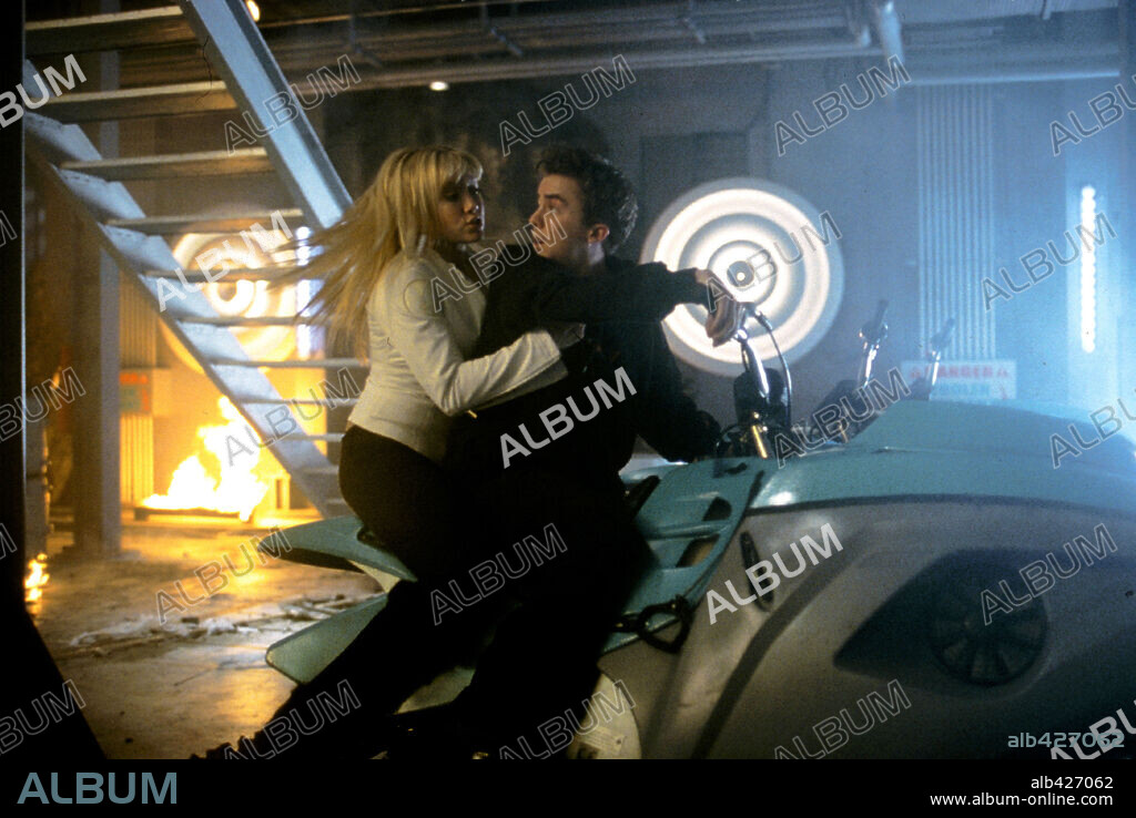 FRANKIE MUNIZ and HILARY DUFF in AGENT CODY BANKS, 2003, directed by HARALD ZWART. Copyright METRO GOLDWYN MAYER.