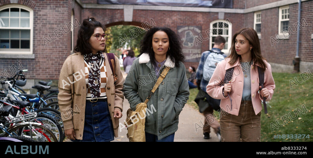 BELISSA ESCOBEDO, LILIA BUCKINGHAM and WHITNEY PEAK in HOCUS POCUS 2, 2022, directed by ANNE FLETCHER. Copyright WALT DISNEY PICTURES.