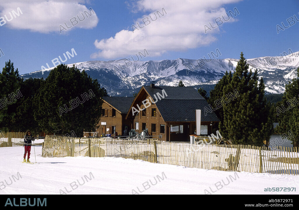 Estación de ski nórdico de LLes (La Cerdanya); práctica de ski de fondo.