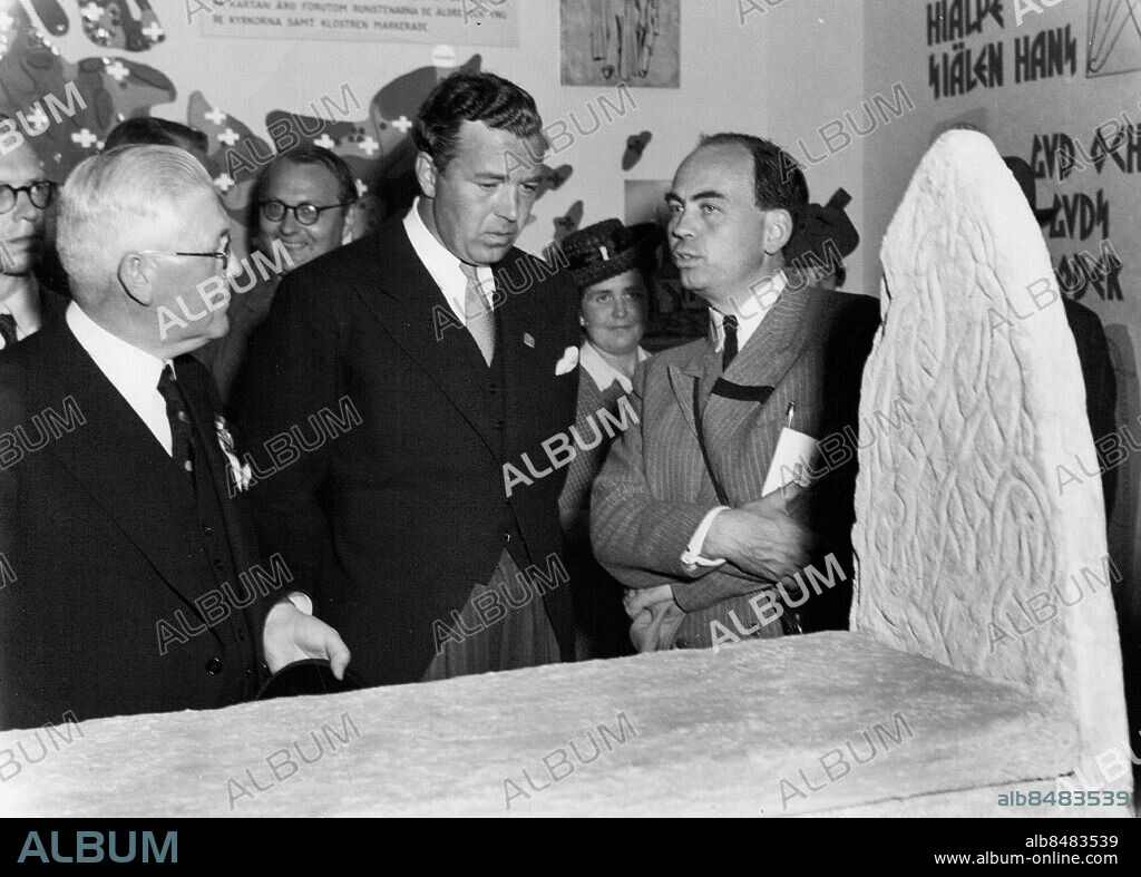 Eskilstuna 1946-07-13. Länsantikvarie Selwell visar Eskilstuna-kistan för prins Bertil under Eskilstuna-utställningen . Foto: SvD / TT / kod 12014.