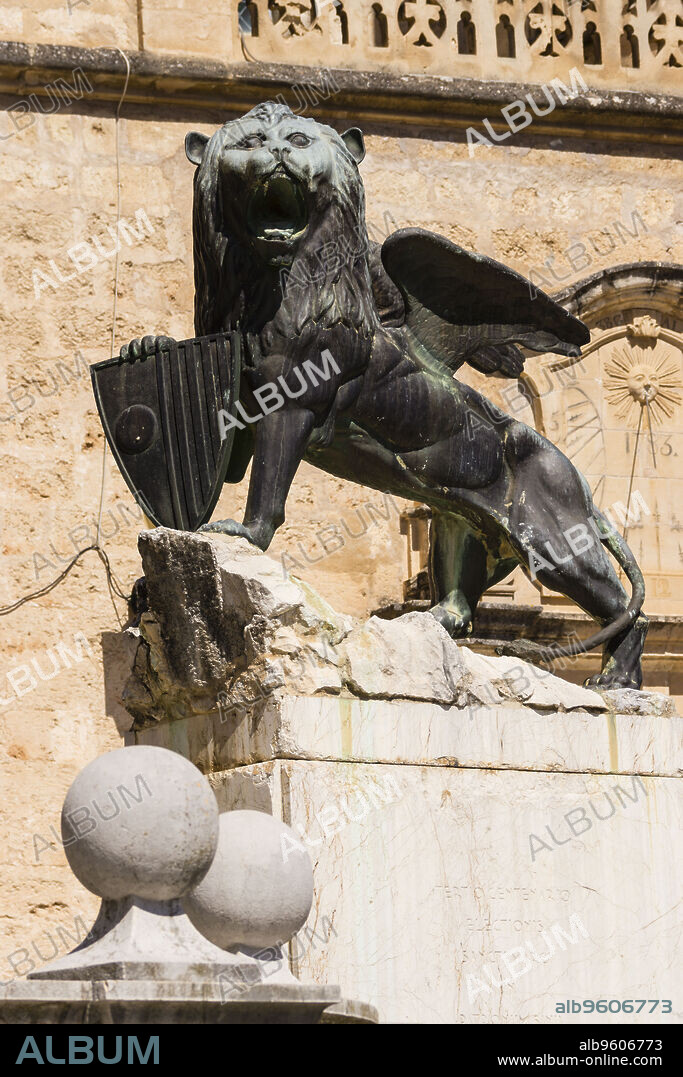 "el León"; escultura de cobre del año 1945, un león con alas, símbolo del evangelista San Marcos, que aguanta el escudo de Sineu , Sineu, Mallorca, balearic islands, spain, europe.