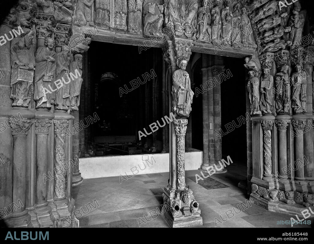 MAESTRO MATEO. EL APOSTOL SANTIAGO EN EL PARTELUZ DEL PORTICO DE LA GLORIA - SIGLO XII - ROMANICO ESPAÑOL - FOTOGRAFIA EN BLANCO Y NEGRO - AÑOS 50- EXCAVACION ARQUEO.