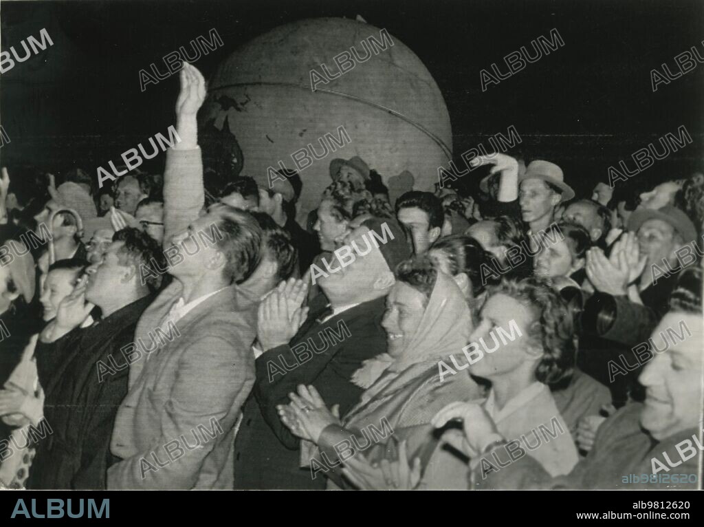 Moscú, 14/09/1959. Una enorme multitud, que esperó durante horas en los alrededores del Planetario de Moscú, acoge con aplauso de la noticia de la llegada del Sputnik II a la Luna.