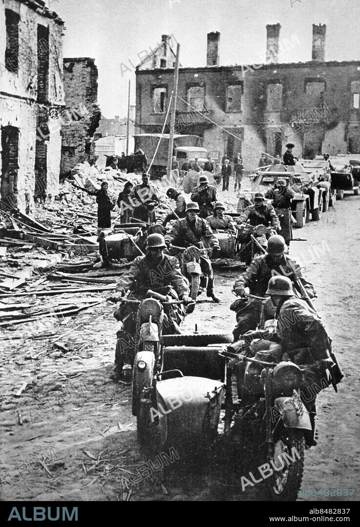 POLEN WARSZAWA 1939-09. Orig. bildtext... 18TH ANNIVERSARY OF THE NAZI ATTACK ON POLAND SEPTEMBER 1, 1939. OPS: the hitlerits hordes are passing through burned out suburbs of Warszaw, in September 1939. Foto: AB Text & Bilder / SVT / kod:5600 Mapp: Ostfronten: Erövringen av Warszawa V2 sites: TYSKLAND*;WARSZAWA;POLEN PhotoDate:1939-09-??.