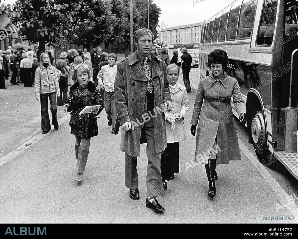 Norrköping 1971-09-19. Björn Nordqvist, centralfiguren i IFK Norrköping, är tillsammans med Ove Kindvall det unga idrottsintresserade Norrköpings förebild. Här tillsammans med hustru Barbro och dottern Annika på väg från Idrottsparken efter en match.. Foto: Sven Erik Sjöberg / DN / TT / Kod: 53. ** SvD OUT **.