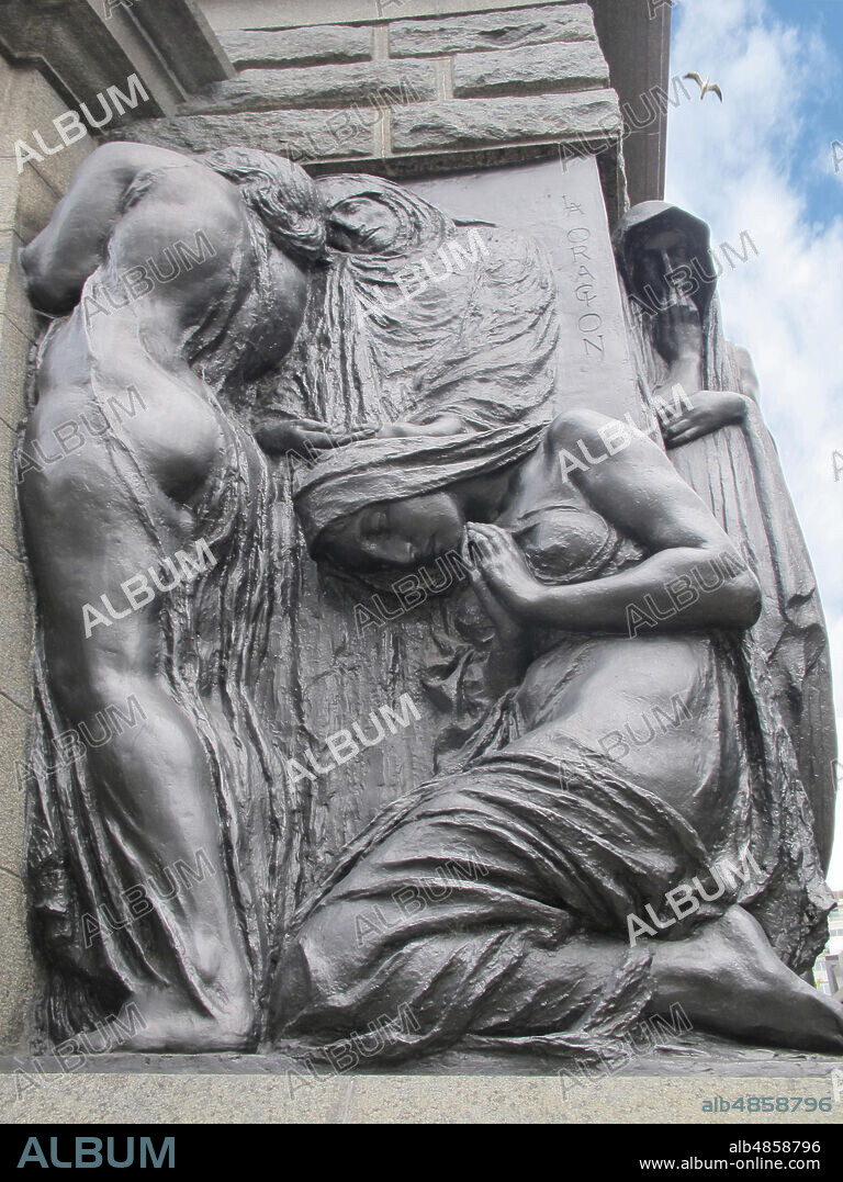 Esculturas en sobrerrelieve de mármol negro, cuatro mujeres.
