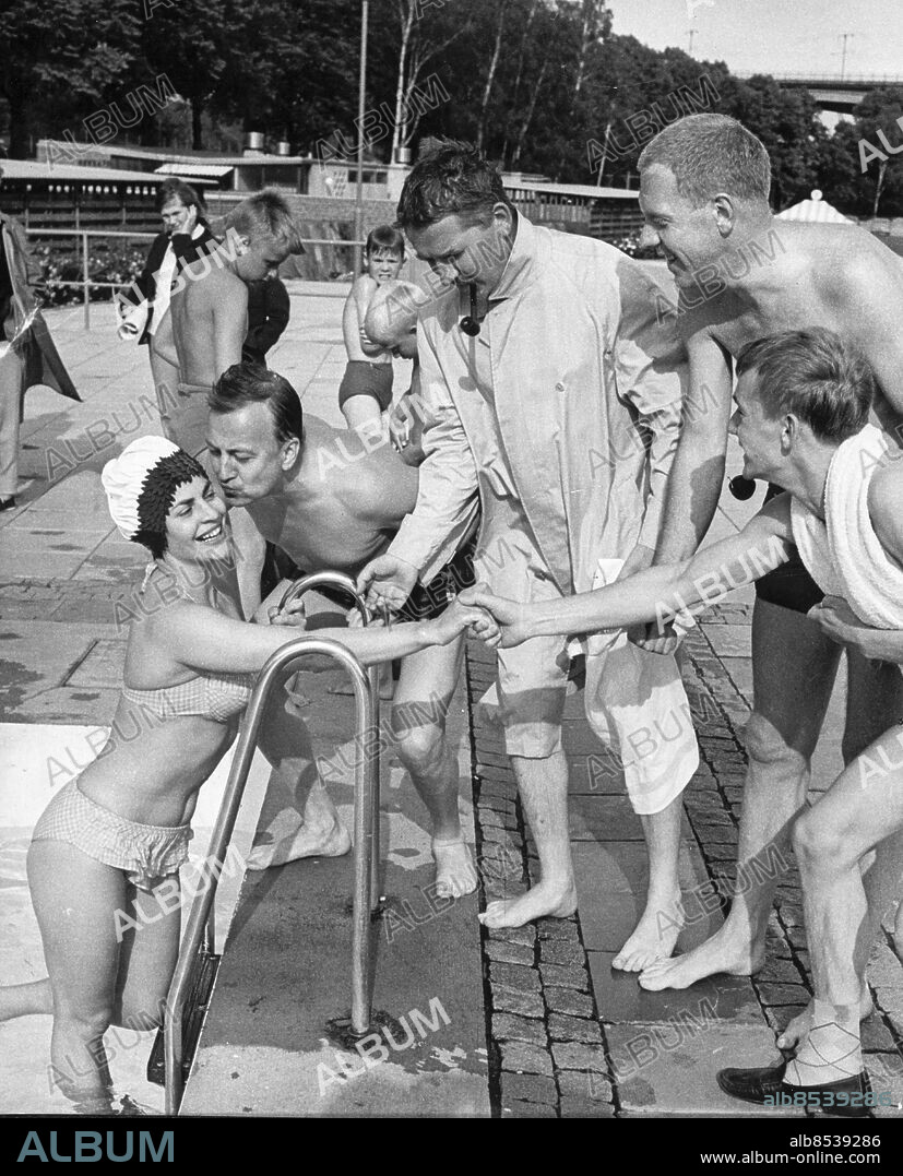 STOCKHOLM 1964-07-09. Stolta simborgare. Skådespelarna i Gula Hund har tagit simborgarmärket. Fr.v. Lissi Alandh, Mille Schmidt, Hasse Alfredson, Tage Danielsson och Gösta Ekman. Foto: Lasse Olsson / DN / TT / Kod: 45. ** SvD OUT **.
