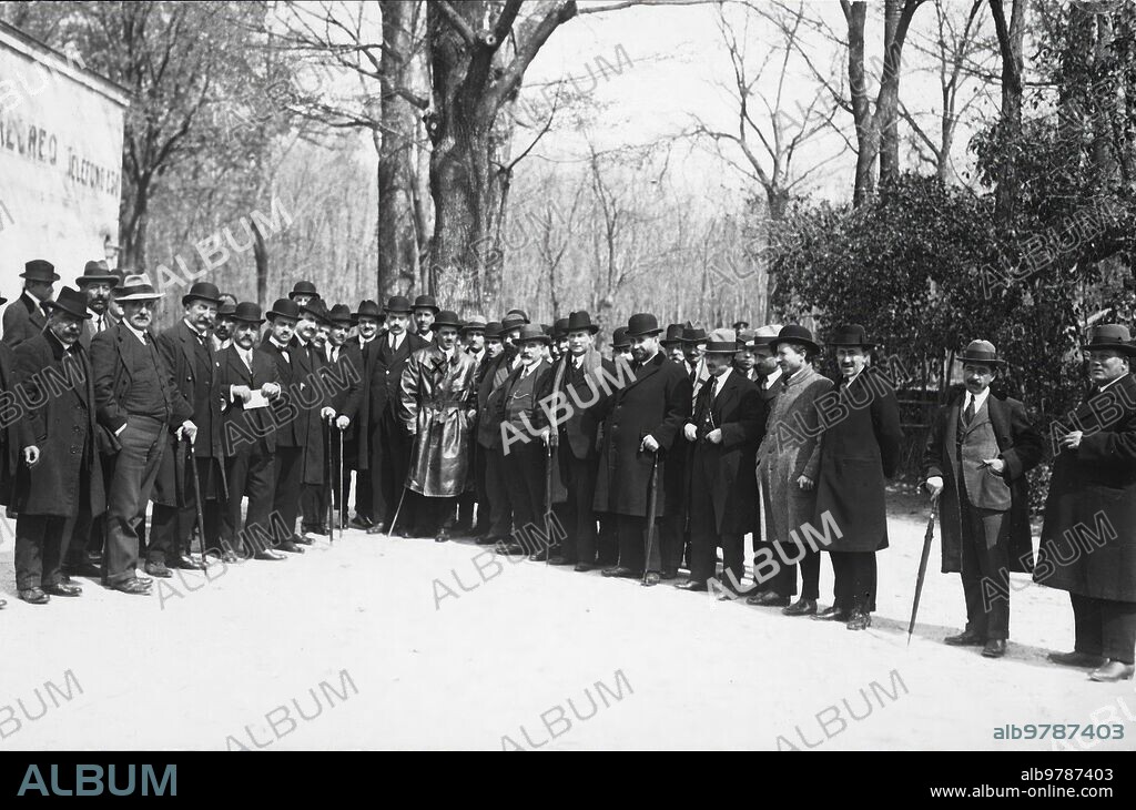 29 marzo 1920. Madrid. Un banquete Popular. El concejal Marques de Villabragima (X) con Algunos de los Concurrentes al banquete con que ayer Fue Agasajado.