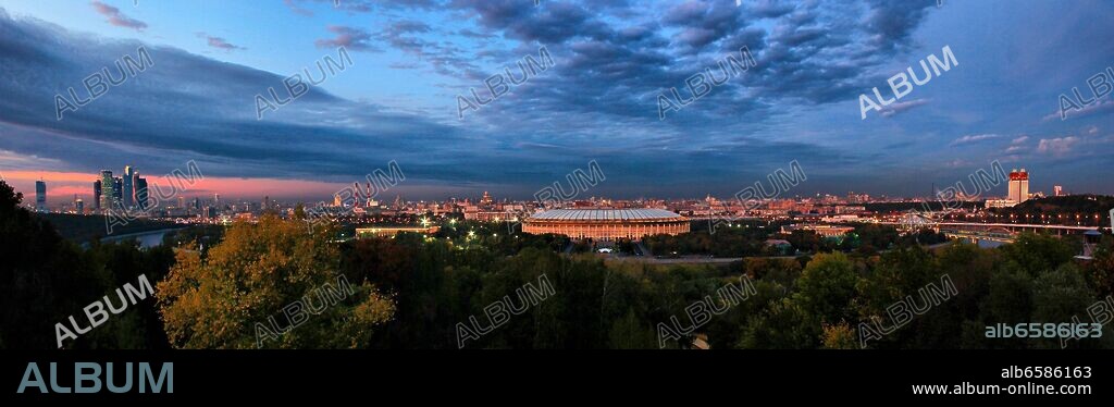 Russland, Moskau, Blick von den Sperlingsbergen auf die Stadt, Panorama.
