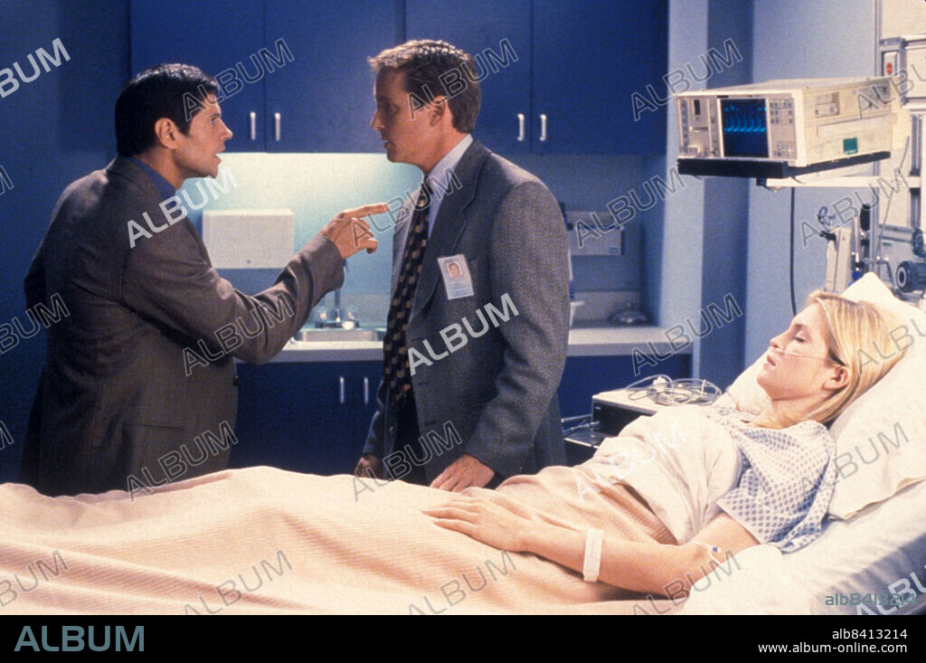 KELLY RUTHERFORD, LINDEN ASHBY et THOMAS CALABRO dans MELROSE PLACE, 1992, réalisé par ANSON WILLIAMS, CHARLES CORRELL et RICHARD LANG. Copyright FOX TELEVISION NETWORK/SPELLING TELEVISION.