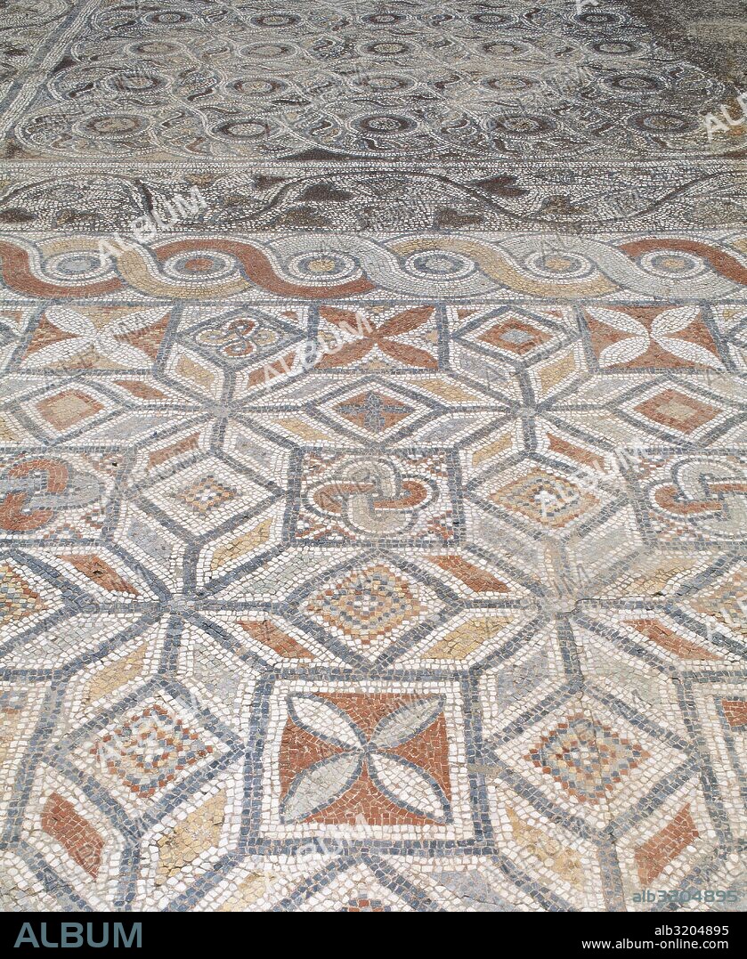 ARTE ROMANO. Mosaico con decoración geométrica y floral, realizado con TESELAS DE COLORES que cubría el pavimento de una de las "CASAS DE LA LADERA". EFESO. Península anatólica. Turquía.
