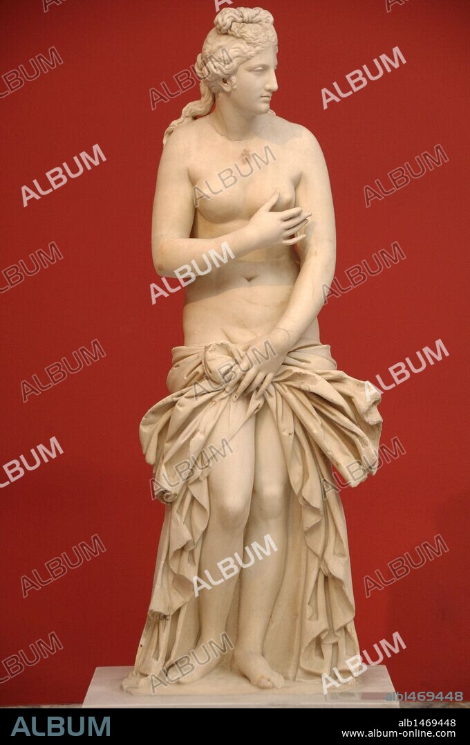 Greeg Art. Greece. Statue of Aphrodite carved in Parian marble. Found in Baiai (Italy). He belonged to the collection of Lord Hope and was donated to the National Museum of M. Embeirikos in 1924. The neck, head and right arm were restored by the Italian sculptor Antonio Canova (1757-1822). Version made in the 2nd century A.D. from the Aphrodite of Syracuse whose original goes back to 5th century BC. National Archaeological Museum. Athens. Greece.