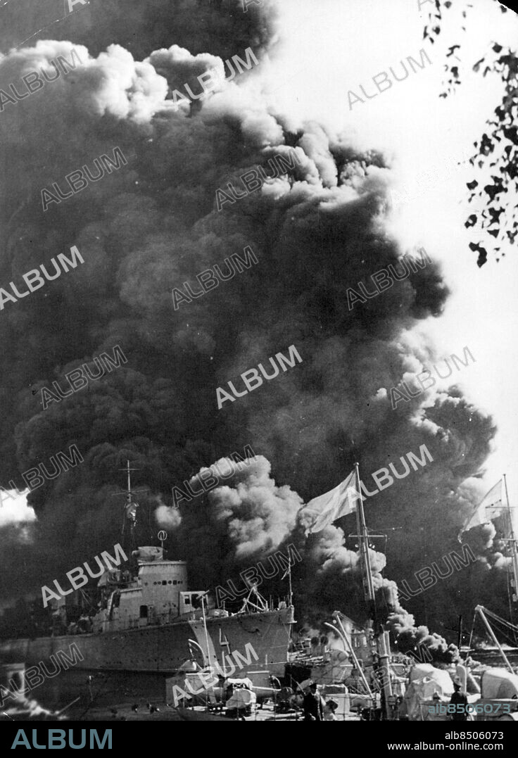 Hårsfjärden 1941-09-17. Jagarolyckan på Hårsfjärden då de tre jagarna Klas Uggla, Klas Horn och Göteborg brinner efter en explosion ombord. 33 man omkommer. Bilden visar jagaren Klas Uggla precis innan den gick till botten.. Foto: SvD / TT / kod 12014.