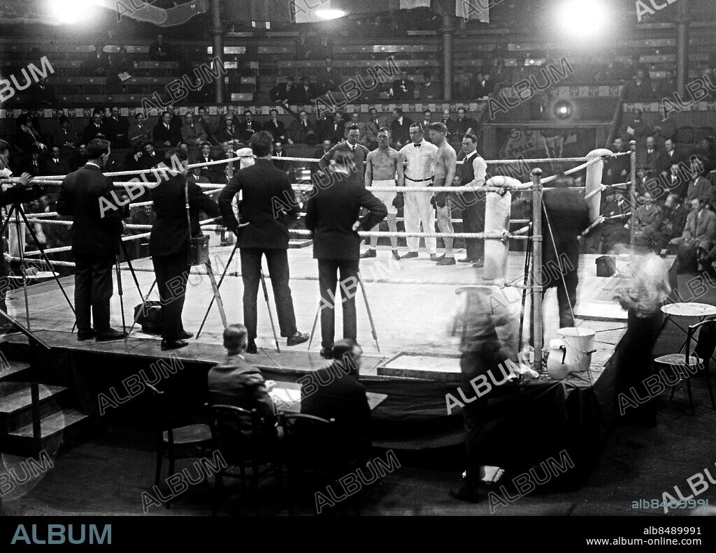 ARKIV 1928 . Pressfotografer på en boxningsmatch med Harry Persson som en av kombatanterna.. Pressphotographer at a boxing-event with swedish boxer Harry Persson. Längst till vänster Viktor Malmström, tvåa från höger Peddy Moberg,. Foto: TT / Kod 1900.