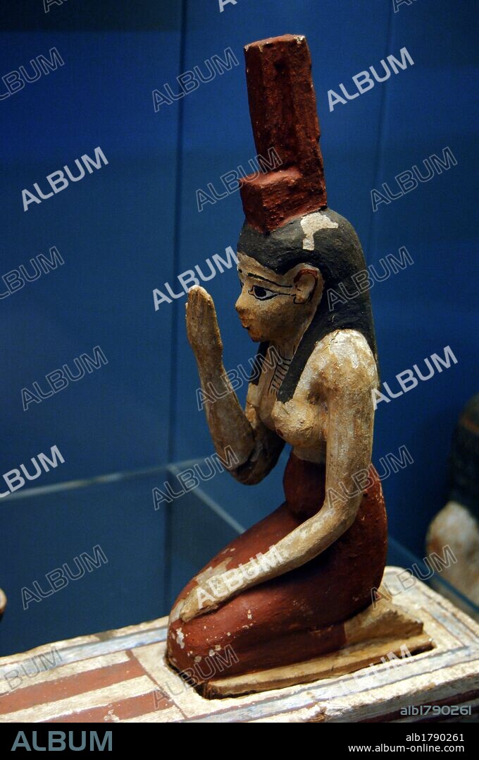 ARTE EGIPCIO. PERIODO PTOLEMAICO. Figura de madera pintada que representa a ISIS DE LUTO POR OSIRIS. Fechada hacia 305-330 a. C. Procedencia desconocida. Museo Británico. Londres. Inglaterra. Reino Unido.