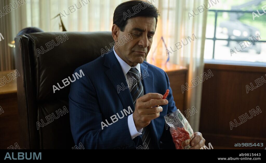 TONY SHALHOUB en FLAMIN' HOT: LA HISTORIA DE LOS CHEETOS PICANTES, 2023 (FLAMIN' HOT), dirigida por EVA LONGORIA. Copyright Fox Searchlight.
