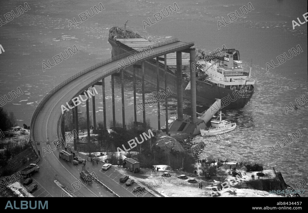 Stenungsund - Almön - 1980-01-18 - Tjörnbron - Almöbron - rasar efter att ha blivit påseglad av fartyget Star Clipper - flygbild -. *** Local Caption *** Krep - Finns i pärm märkt Tuveraset och Tjörnbroraset . BROR AUGUSTSSON.