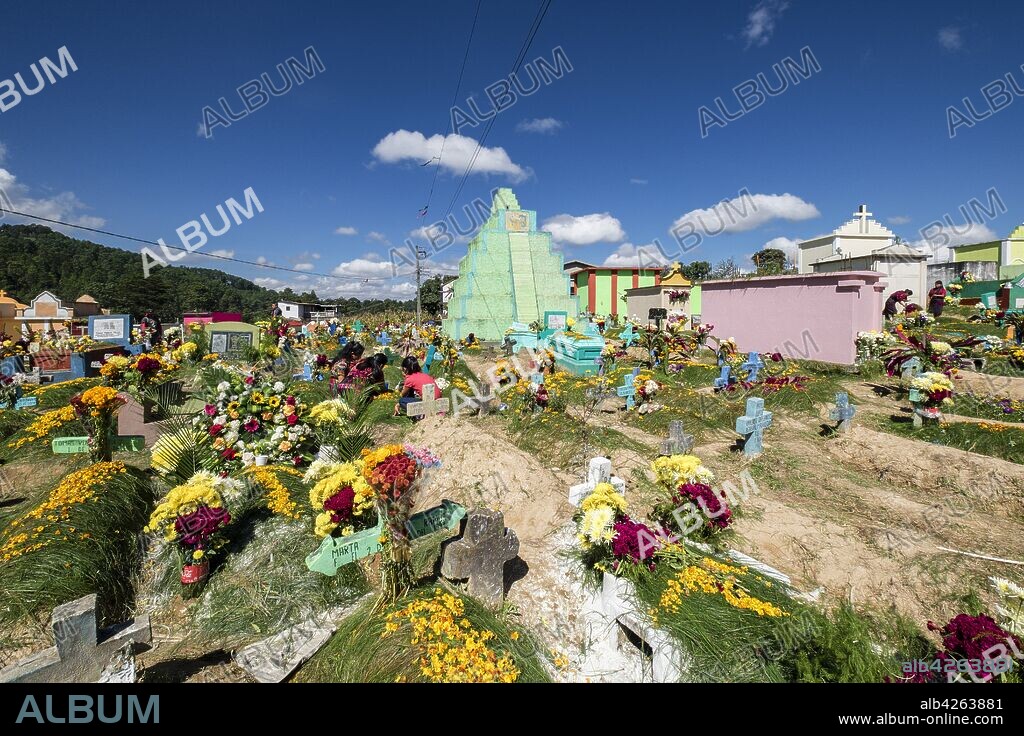 tumbas de colores, celebracion del dia de muertos en el Cementerio General, Santo Tomás Chichicastenango, República de Guatemala, América Central.