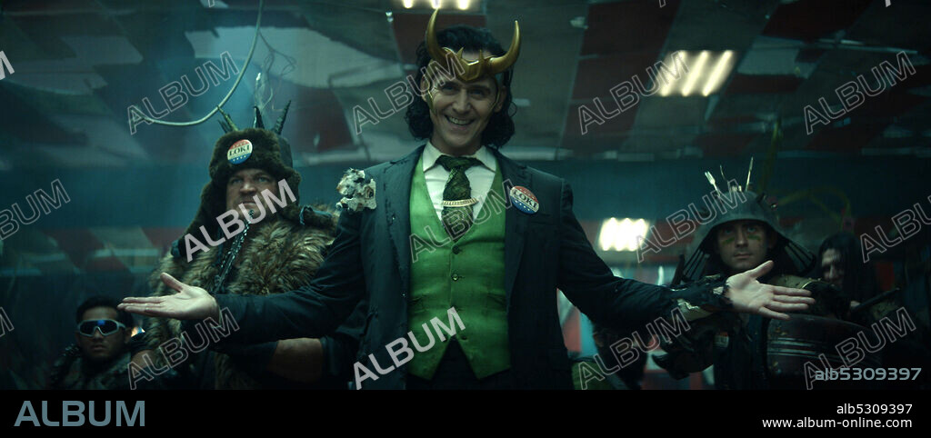 TOM HIDDLESTON en LOKI, 2021, dirigida por KATE HERRON. Copyright MARVEL STUDIOS.