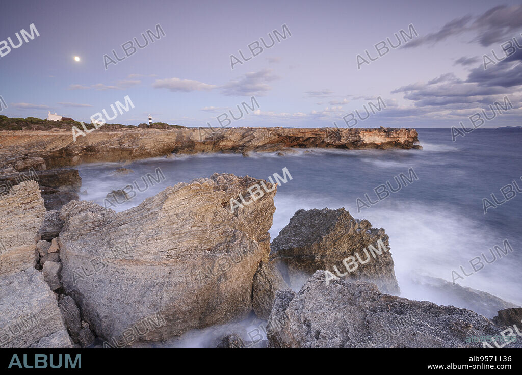 cantera de mares de Punta Plana, al fondo barracas de pescadores y baliza, S'Estalella, Estanyol, llucmajor, mallorca, islas baleares, españa, europa.