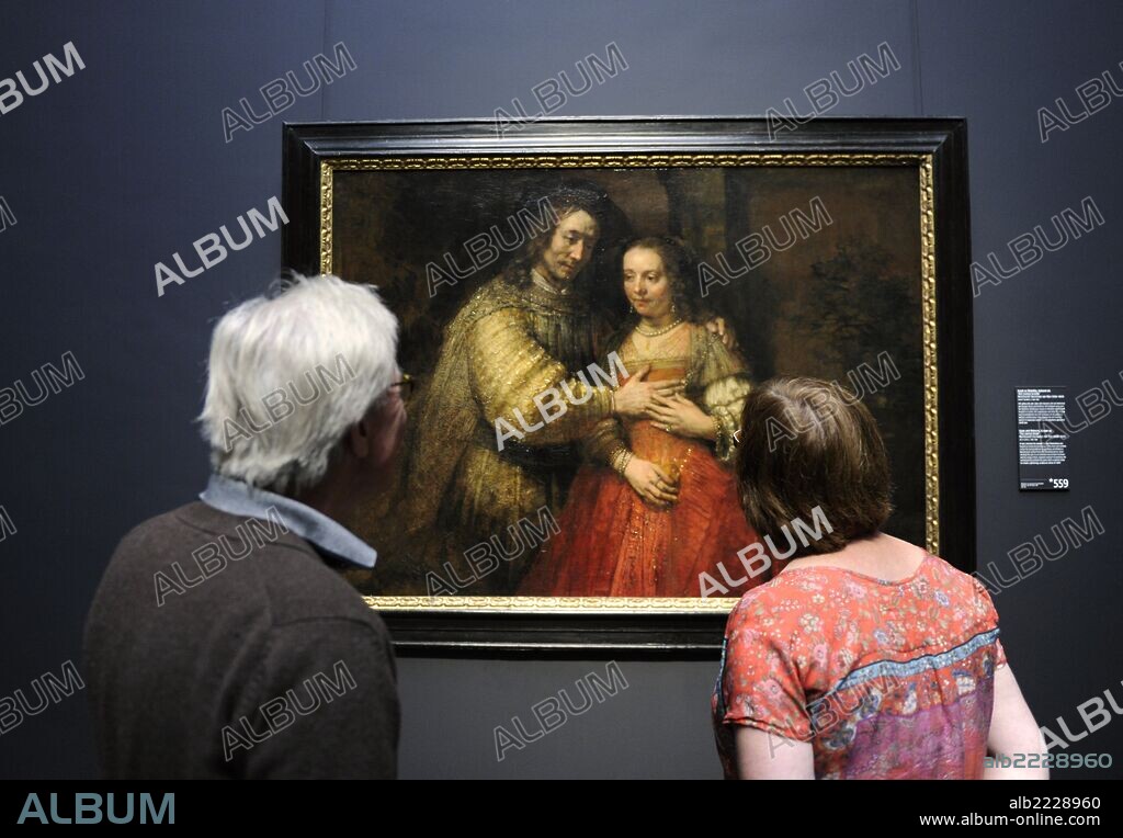Pareja contemplando una pintura de REMBRANDT, titulada, "LA ESPOSA JUDIA" (ISAAC Y REBECA). Oleo sobre tela. 1665-1669. Rijksmuseum, Amsterdam.
