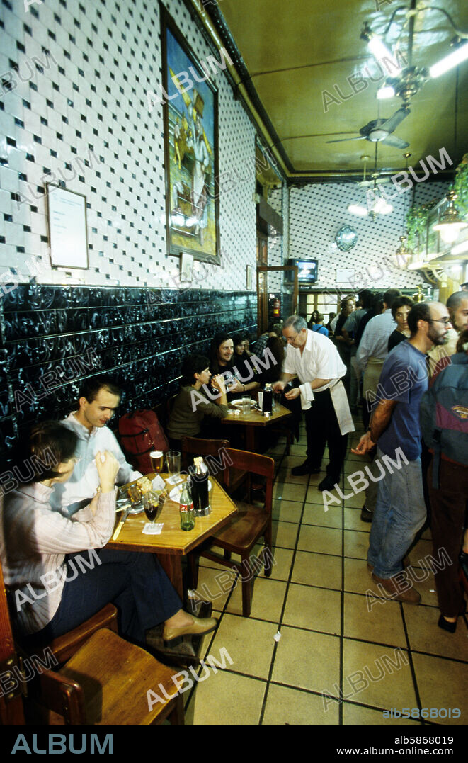 Bar Pilar (plaza Tossal) en barrio del Carmen; especialidad en mejillones.